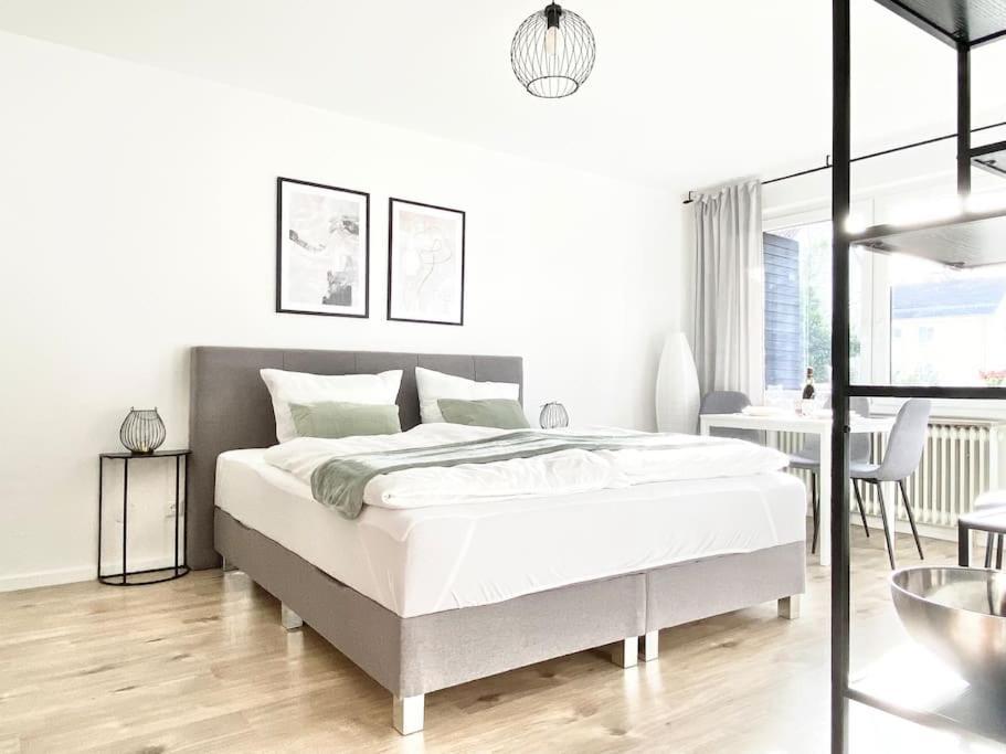 Top-Apartment Mit Parkplatz Und Balkon 罗伊特林根 外观 照片