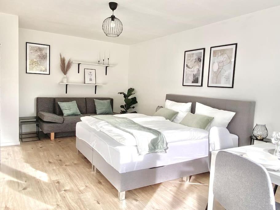 Top-Apartment Mit Parkplatz Und Balkon 罗伊特林根 外观 照片