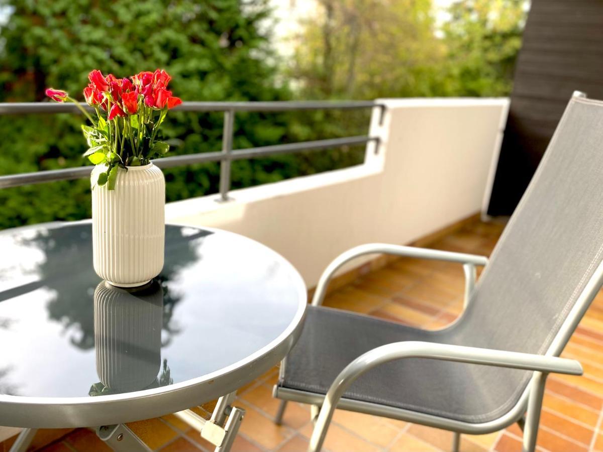 Top-Apartment Mit Parkplatz Und Balkon 罗伊特林根 外观 照片
